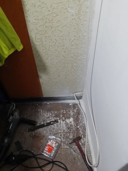 c�ble derri�re cloison